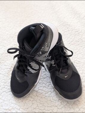 Great Condition: Nike Team Hustle D9 Kids 4